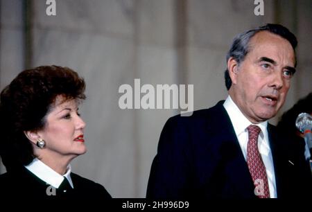 **PHOTO DE FICHIER** Bob Dole est décédé à 98.Washington DC, États-Unis, 29 mars 1988.Le sénateur républicain Robert Dole, du Kansas, avec sa femme Elizabeth Hanforth Dole et sa fille Robin à ses côtés, annonce lors d'une conférence de presse dans la salle du caucus de l'édifice du Sénat de Russell sa décision de se retirer de la campagne présidentielle et de se déplacer pour soutenir le vice-président George H.W.Bush dans ses efforts pour gagner les élections.Crédit : Mark Reinstein/MediaPunch Banque D'Images