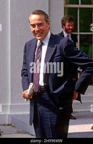 **PHOTO DE FICHIER** Bob Dole est décédé à 98.Washington, DC.USA, mai 1988 le sénateur américain Robert Dole (R-KS) s'arrête pour parler avec des reporters dans l'allée de la Maison-Blanche ouest après avoir assisté à une réunion du Bureau ovale avec le président Reagan sur les accords commerciaux bipartites Credit: Mark Reinstein/MediaPunch Banque D'Images