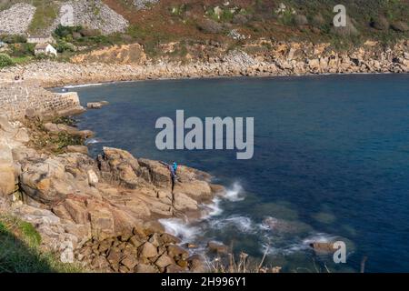 Le peu connu Lamorna Cove avec son petit quai à Cornwall par une journée de forte luminosité. Banque D'Images