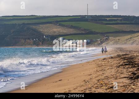 Marcheurs sur la plage toujours populaire de PRAA Sands à Cornwall Banque D'Images