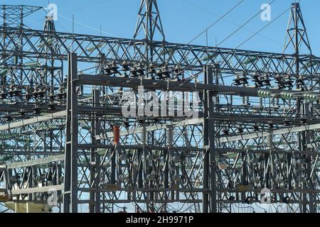 De nombreux fils électriques haute tension sur les poteaux métalliques détaillent Banque D'Images