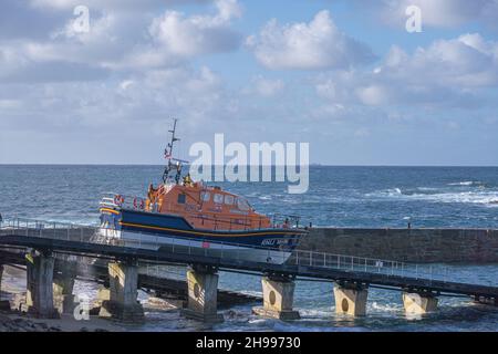 Le bateau de sauvetage de classe Tamar City of London III est lancé à partir de sa station d'accueil de la station de Lifeboat de Sennen Cove à Cornwall. Banque D'Images