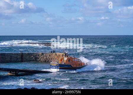 Le bateau de sauvetage de classe Tamar City of London III est lancé à partir de sa station d'accueil de la station de Lifeboat de Sennen Cove à Cornwall. Banque D'Images