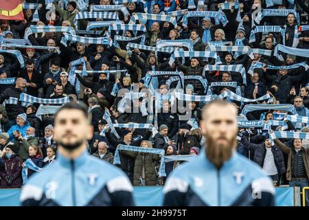 Malmoe, Suède.04e décembre 2021.Les fans de football de Malmoe FF vus pendant le match Allsvenskan entre Malmoe FF et Halmstad à Eleda Stadion à Malmoe.(Crédit photo : Gonzales photo/Alamy Live News Banque D'Images