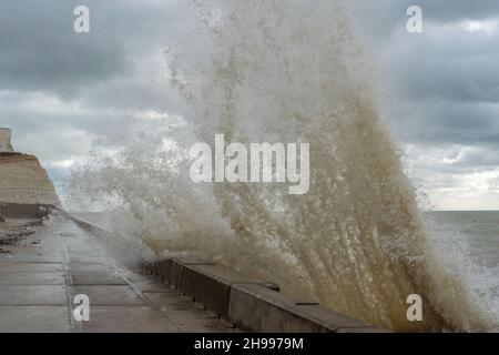 Des vagues écrasant contre la promenade sous la falaise entre Brighton et Saltdean Banque D'Images