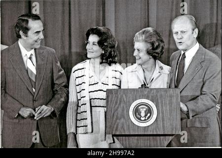 **PHOTO DE FICHIER** Bob Dole est décédé à 98.Le président américain Gerald R. Ford, à droite, annonce le sénateur américain Bob Dole (républicain du Kansas), à gauche, comme colistier, lors d'une conférence de presse à l'hôtel Crown Center lors de la convention nationale républicaine de 1976 à Kansas City, Missouri, le 19 août 1976.De gauche à droite : le sénateur Bob Dole; son épouse, la commissaire de la Commission fédérale du commerce, Elizabeth Hanford Dole; la première dame Betty Ford; le président Ford.Crédit : Arnie Sachs/CNP/MediaPunch Banque D'Images