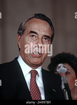 **PHOTO DE FICHIER** Bob Dole est décédé à 98.Washington, DC.USA, le 29 mars 1988 dans la salle du caucus du bureau du Sénat Russell, le sénateur américain Bob Dole, homme politique, annonce son retrait de sa campagne présidentielle Credit: Mark Reinstein/MediaPunch Banque D'Images