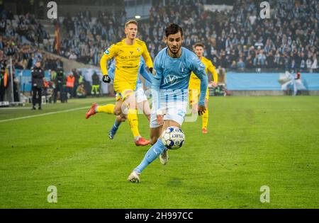 Malmoe, Suède.04e décembre 2021.ADI Nalic (22) de Malmoe FF vu pendant le match Allsvenskan entre Malmoe FF et Halmstad à Eleda Stadion à Malmoe.(Crédit photo : Gonzales photo/Alamy Live News Banque D'Images