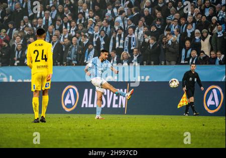 Malmoe, Suède.04e décembre 2021.Sergio Pena (8) de Malmoe FF vu pendant le match Allsvenskan entre Malmoe FF et Halmstad à Eleda Stadion à Malmoe.(Crédit photo : Gonzales photo/Alamy Live News Banque D'Images