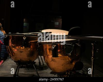 NOVARA, ITALIE - 26 octobre 2021 : un gros plan de kettledrums, percussions d'orchestre italien dans les théâtres Banque D'Images