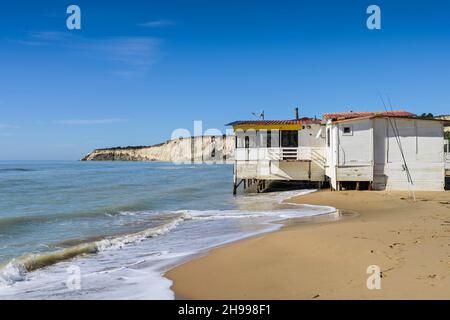 Strand von Eraclea Minoa, Strandbar, Kalkfelsen, Sizilien, Italien Banque D'Images