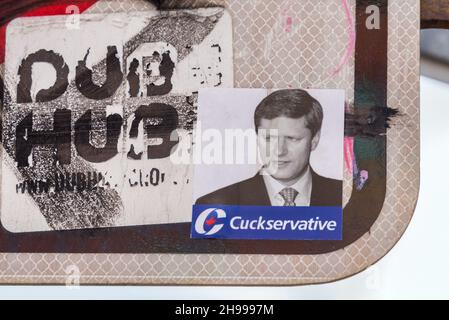 Scènes de Toronto : panneau de campagne anti Harper avec photo de Stephen Harper et mot cuckConservative écrit pour conservateur. Banque D'Images