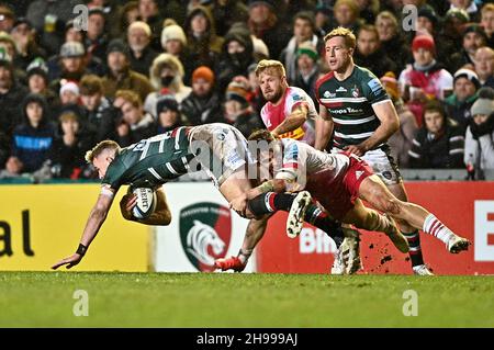 Leicester, Royaume-Uni.05e décembre 2021.Rugby, premier ministre.Leicester Tigers V. Harlequins.Stade Mattioli Woods Welford Road.Leicester.Freddie Steward (Leicester Tigers) est abordé par Cadan Murley (Harlequins) Credit: Sport in Pictures/Alay Live News Banque D'Images