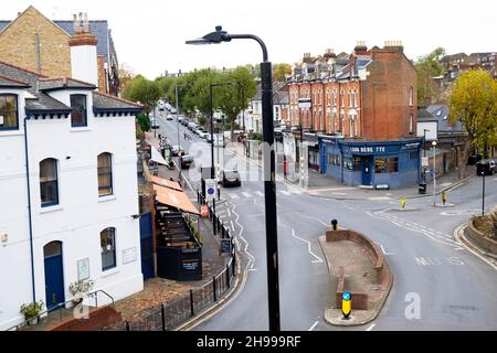 Vue sur la route de Ferme Park depuis la promenade de Parkland à Londres, Royaume-Uni Banque D'Images