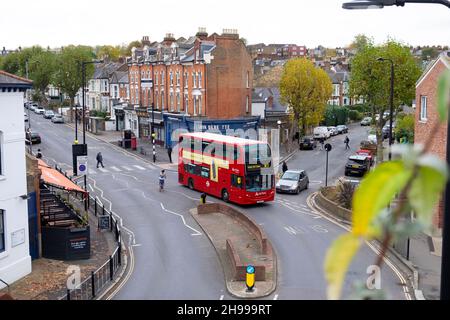 Vue élevée du bus à impériale rouge W3 à ferme Park Road et Stapleton Hall Rd depuis Parkland Walk dans le nord de Londres N4 Angleterre Royaume-Uni KATHY DEWITT Banque D'Images