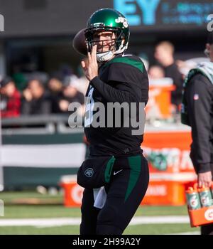 East Rutherford, New Jersey, États-Unis.5 décembre 2021.Le quarterback des New York Jets Joe Flacco (19) s'échauffe avant le match entre les Philadelphia Eagles au stade MetLife à East Rutherford, New Jersey, le dimanche 5 décembre 2021.Duncan Williams/CSM/Alamy Live News Banque D'Images