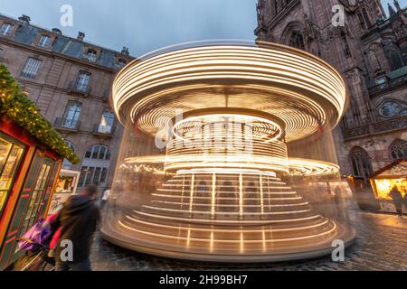 Joyeux-tour d'époque au célèbre marché de Noël sur la place de la cathédrale de Strasbourg en Alsace.Précautions sanitaires et gestes de barrière obligatoires, pro Banque D'Images