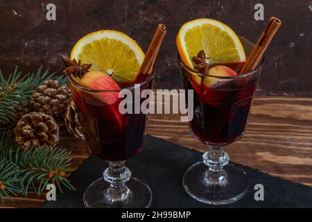 Deux verres de vin chaud chaud, l'atmosphère de Noël et du nouvel an Banque D'Images