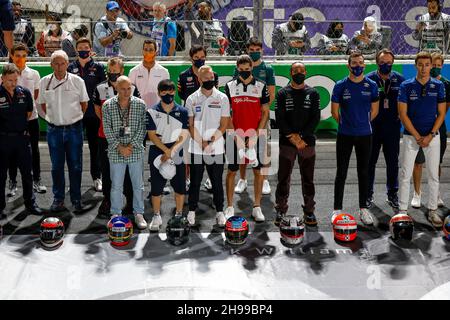 Djeddah, Arabie Saoudite.5 décembre 2021.Les pilotes et les membres de l'équipe observent un silence de quelques minutes en hommage au regretté Sir Frank Williams, Grand Prix de F1 d'Arabie saoudite, sur le circuit de la corniche de Jeddah, le 5 décembre 2021 à Jeddah, en Arabie Saoudite.(Photo de HOCH ZWEI) crédit: dpa/Alay Live News Banque D'Images