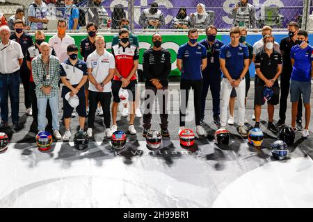 Djeddah, Arabie Saoudite.5 décembre 2021.Les pilotes et les membres de l'équipe observent un silence de quelques minutes en hommage au regretté Sir Frank Williams, Grand Prix de F1 d'Arabie saoudite, sur le circuit de la corniche de Jeddah, le 5 décembre 2021 à Jeddah, en Arabie Saoudite.(Photo de HOCH ZWEI) crédit: dpa/Alay Live News Banque D'Images