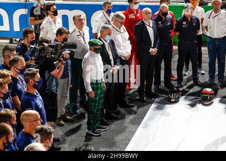 Djeddah, Arabie Saoudite.5 décembre 2021.Les pilotes et les membres de l'équipe observent un silence de quelques minutes en hommage au regretté Sir Frank Williams, Grand Prix de F1 d'Arabie saoudite, sur le circuit de la corniche de Jeddah, le 5 décembre 2021 à Jeddah, en Arabie Saoudite.(Photo de HOCH ZWEI) crédit: dpa/Alay Live News Banque D'Images