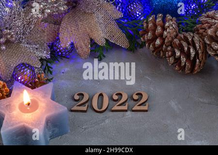 2022, composition du nouvel an en bleu argenté, guirlande bleue, épinette, bougie Banque D'Images