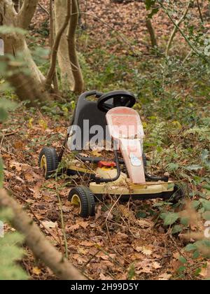 Kart d'enfant jeté dans une forêt Banque D'Images