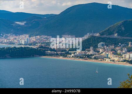 Blick auf Strand und Küste von Becici und Budva, Montenegro, Europa | vue sur la côte et la plage à Becici et Budva, Montenegro, Europe Banque D'Images