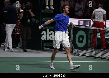 Madrid, Espagne.05e décembre 2021.Borna Gojo, de Croatie, est contre Andrey Rublev, de la Fédération de tennis russe, lors de la finale de la coupe Davis au Madrid Arena à Madrid, Espagne, le dimanche 5 décembre 202 crédit: CORCON PRESS/Alay Live News Banque D'Images
