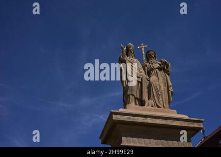 Bucovice, République tchèque - 10 septembre 2021 - sculpture de St.Cyril et Methodius de 1885, qui a été donné ici par le crédit U des citoyens locaux Banque D'Images