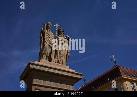 Bucovice, République tchèque - 10 septembre 2021 - sculpture de St.Cyril et Methodius de 1885, qui a été donné ici par le crédit U des citoyens locaux Banque D'Images