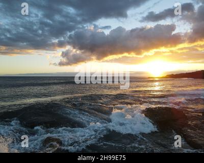 Écrasant les vagues à Saltpond Beach près de Hanapepe sur Kauai Banque D'Images