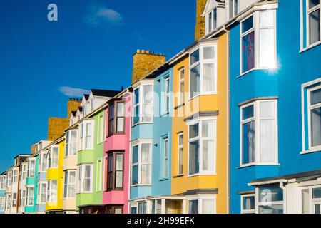 Coloré,coloré,coloré,peint,dans,des,couleurs,vives,nuances,sur,ces,propriétés sur South Marine Terrace,surplombant South Beach.beaucoup de ces maisons sont des locations de vacances,,populaire,en,particulier,en,été,mois,Aberystwyth,Cardigan Bay,côte,côte,on,a,ensoleillé,mais,venteux,décembre,hiver,hivers,jour,Royaume-Uni,Ceredigion,Royaume-Uni,Royaume-Uni,Royaume-Uni,Royaume-Uni,Royaume-Uni,Royaume-Uni,Angleterre,Granite,pays de Galles,pays de Galles,Royaume-Uni,Royaume-Uni,Royaume-Uni,pays Banque D'Images