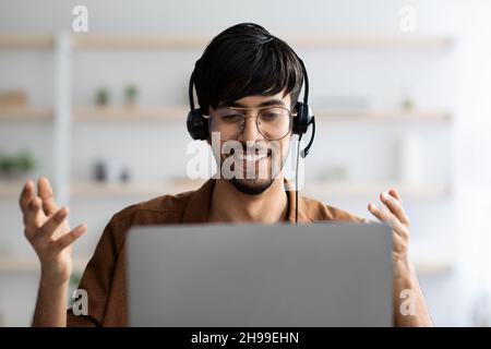 Portrait d'un homme arabe souriant ayant un chat vidéo Banque D'Images