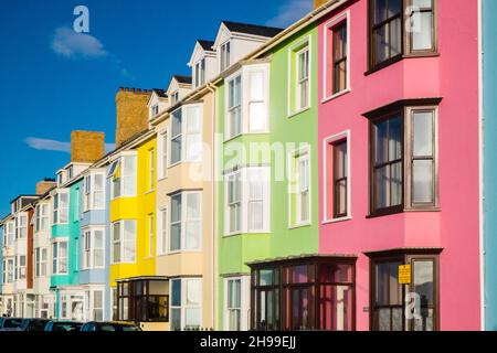 Coloré,coloré,coloré,peint,dans,des,couleurs,vives,nuances,sur,ces,propriétés sur South Marine Terrace,surplombant South Beach.beaucoup de ces maisons sont des locations de vacances,,populaire,en,particulier,en,été,mois,Aberystwyth,Cardigan Bay,côte,côte,on,a,ensoleillé,mais,venteux,décembre,hiver,hivers,jour,Royaume-Uni,Ceredigion,Royaume-Uni,Royaume-Uni,Royaume-Uni,Royaume-Uni,Royaume-Uni,Royaume-Uni,Angleterre,Granite,pays de Galles,pays de Galles,Royaume-Uni,Royaume-Uni,Royaume-Uni,pays Banque D'Images