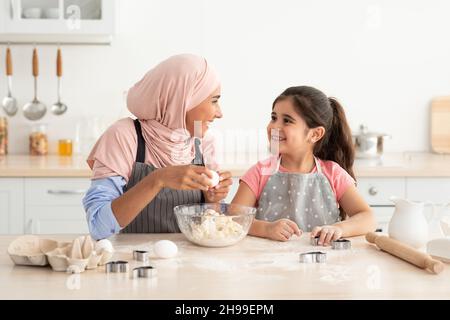 Loisirs avec maman.Bonne mère musulmane et petite fille cuisant dans la cuisine Banque D'Images