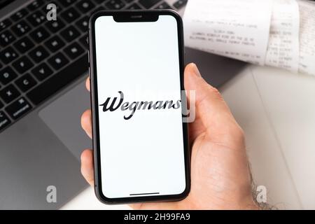 Wegmans application mobile des supermarchés et des chaînes d'épicerie est ouvert dans un smartphone.Acheter des produits d'épicerie en ligne.Un homme utilise un service de livraison de nourriture dans l'application pour smartphone novembre 2021, San Francisco, USA Banque D'Images