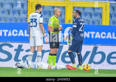 Genova, Italie.05e décembre 2021.Francesco ACERBI (Latium), l'arbitre du match Michael Fabbri de Ravenne, FABIO QUAGLIARELLA (Sampdoria) pendant UC Sampdoria vs SS Latium, football italien série A match à Genova, Italie, décembre 05 2021 crédit: Agence de photo indépendante/Alamy Live News Banque D'Images