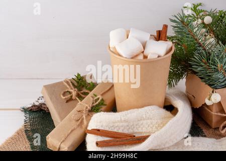 Composition de Noël, cacao avec guimauves sur fond blanc, espace de copie Banque D'Images