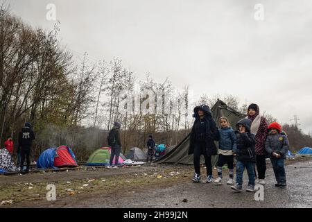 Dunkerque, France.05e décembre 2021.Des femmes kurdes ont vu marcher avec des enfants dans un camp de migrants de fortune.On estime qu'environ 800 000 migrants/réfugiés séjournent actuellement dans la région de Dunkerque, dans le nord de la France.La plupart d'entre eux attendent leur occasion de se rendre au Royaume-Uni soit par canot pneumatique, soit en se cachant dans des camions.Crédit : SOPA Images Limited/Alamy Live News Banque D'Images