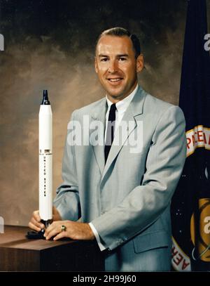 L'astronaute Jim Lovell.Portrait officiel de l'astronaute James Lovell de la NASA.Le capitaine Lovell a été sélectionné comme astronaute par la NASA en septembre 1962.James Arthur Lovell Jr. (N.1928) astronaute américain à la retraite, aviateur naval, pilote d'essai et ingénieur mécanique. Banque D'Images