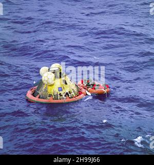 Le module de commande Apollo 11 Columbia avec les astronautes Neil Armstrong, Michael Collins et Buzz Aldrin à bord s'est écrasé à 11 h 49 HNC, le 24 juillet 1969, à environ 812 milles marins au sud-ouest d'Hawaï et à seulement 12 milles marins de l'USS Hornet. Banque D'Images