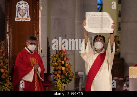 Hong Kong, Chine.04e décembre 2021.Le document de la nomination du Pape François est affiché pendant l'ordination épiscopale.Stephen Chow Sau-Yan, SJ a été nommé et consacré par le pape François comme évêque de Hong Kong après que le poste ait été vacant pendant deux ans.L'ordination épiscopale s'est tenue le 4 décembre à la cathédrale catholique de l'Immaculée conception de Hong Kong.Crédit : SOPA Images Limited/Alamy Live News Banque D'Images