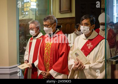 Hong Kong, Chine.04e décembre 2021.Stephen Chow Sau-Yan, SJ arrive à la cérémonie d'ordination épiscopale.Stephen Chow Sau-Yan, SJ a été nommé et consacré par le pape François comme évêque de Hong Kong après que le poste ait été vacant pendant deux ans.L'ordination épiscopale s'est tenue le 4 décembre à la cathédrale catholique de l'Immaculée conception de Hong Kong.(Photo par Alex Chan TSZ Yuk/SOPA Images/Sipa USA) crédit: SIPA USA/Alay Live News Banque D'Images