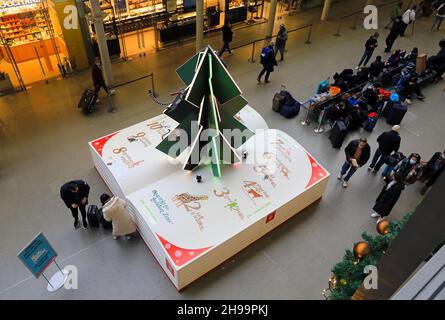 L'arbre de Noël 2021 à la gare de St Pancras, cette année parrainé par le London Zoo, dans le nord de Londres, Royaume-Uni Banque D'Images