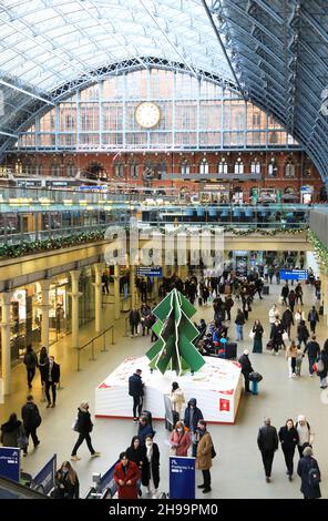 L'arbre de Noël 2021 à la gare de St Pancras, cette année parrainé par le London Zoo, dans le nord de Londres, Royaume-Uni Banque D'Images