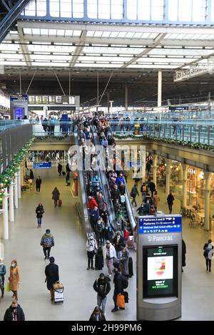 Voyagez pendant la période de Noël 2021, à la gare de St Pancras, avec tout le monde portant des masques pour arrêter la transmission du coronavirus, dans le nord de Londres, au Royaume-Uni Banque D'Images