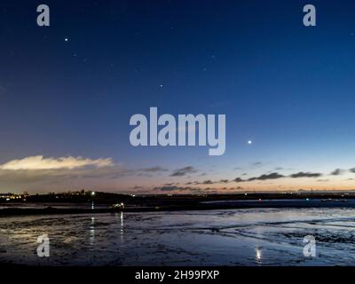 Queenborough, Kent, Royaume-Uni.5 décembre 2021.Une conjonction des planètes Jupiter (en haut à gauche), Saturne (au milieu) et Vénus (en bas à droite) dans une ligne vue de Queenborough, Kent ce soir.Crédit : James Bell/Alay Live News Banque D'Images