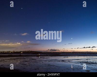 Queenborough, Kent, Royaume-Uni.5 décembre 2021.Une conjonction des planètes Jupiter (en haut à gauche), Saturne (au milieu) et Vénus (en bas à droite) dans une ligne vue de Queenborough, Kent ce soir.Crédit : James Bell/Alay Live News Banque D'Images