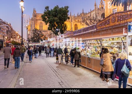 Séville, Espagne - 03 décembre 2021 : marché de Noël autour de la cathédrale de Séville à l'heure de noël.Les gens font leurs achats de Noël à Noël ma Banque D'Images